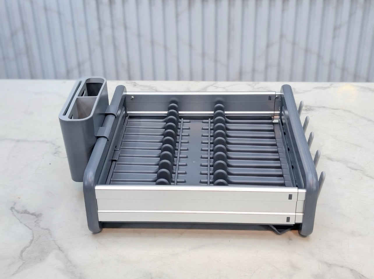 BINCA Expandable Dish Drainer, Aluminum Dish Drainer with Removable Cutlery Holder and Anti-Scratch Rack, Adjustable Dish Drainer with Swivel Drain Spout (1Pcs)