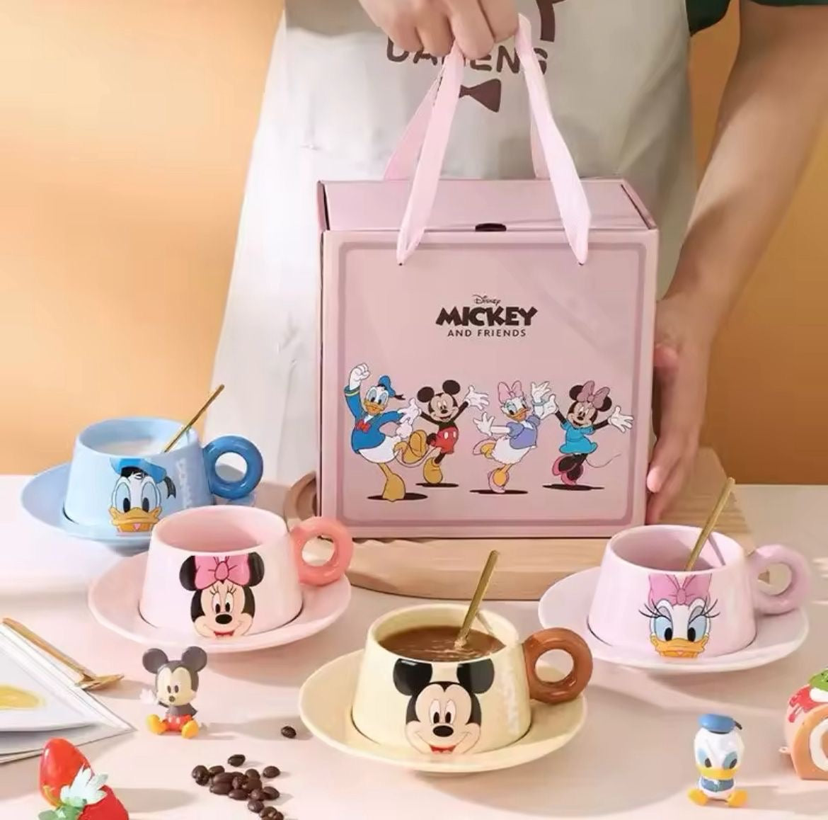 DISNEY MINNIE MOUSE & FRIENDS CUP AND SAUCER SET CHARMING COLLECTIBLE TEAWARE - DAISY DUCK