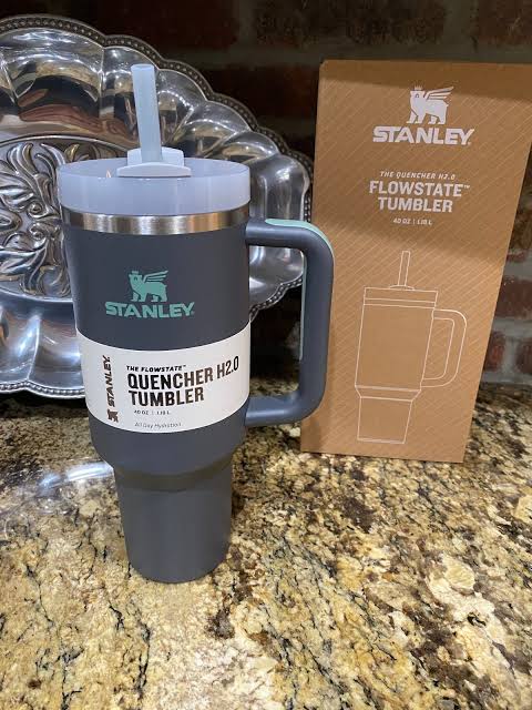Stanley Quencher H2.0 Flowstate 40 oz Tumbler | CHARCOAL
