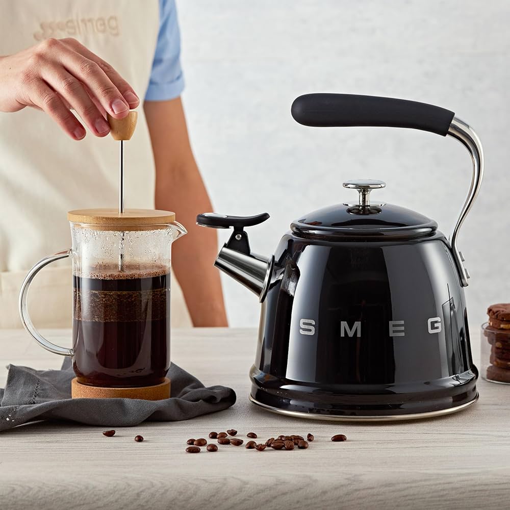 SMEG Retro Stovetop Whistling Kettle – 2.4Q | Black