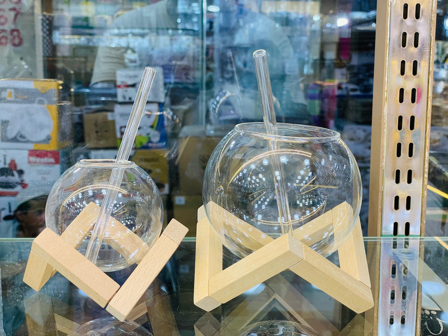 Round Ball Shaped Ins Juice & Cocktail Glass With Straw & Wood Stand