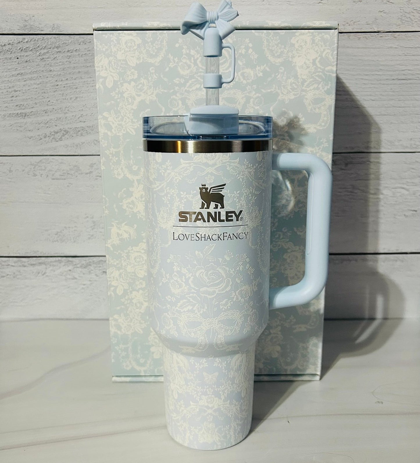 Stanley x LoveShackFancy Holiday Quencher H2.0 FlowState™ Tumbler 40oz – Coquette Bow Winter Ice