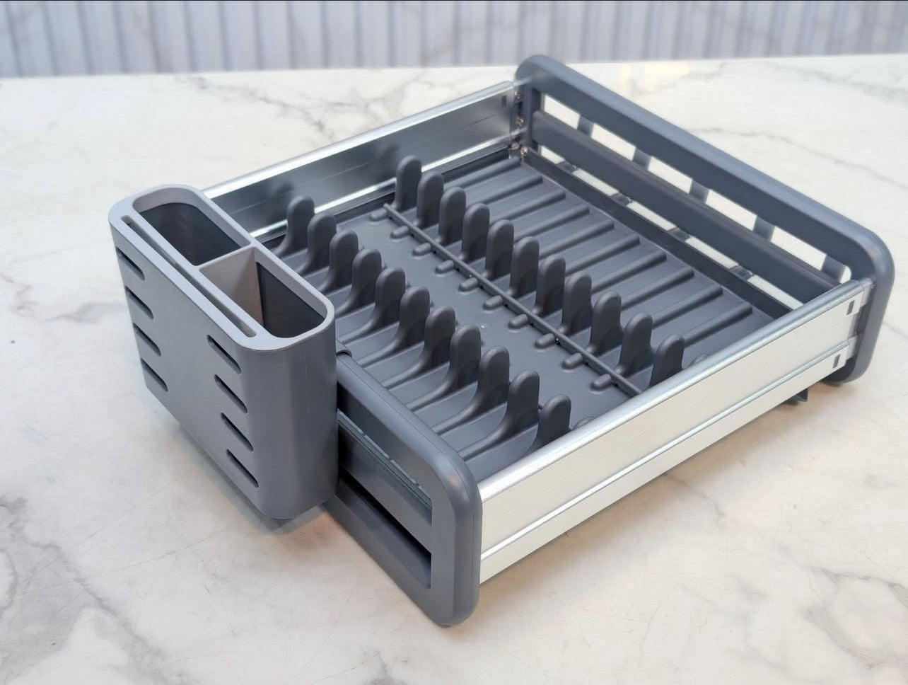 BINCA Expandable Dish Drainer, Aluminum Dish Drainer with Removable Cutlery Holder and Anti-Scratch Rack, Adjustable Dish Drainer with Swivel Drain Spout (1Pcs)