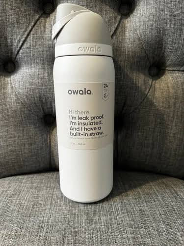 Owala FreeSip 32oz (945ml) Insulated Stainless Steel Water Bottle – Shy Marshmallow White